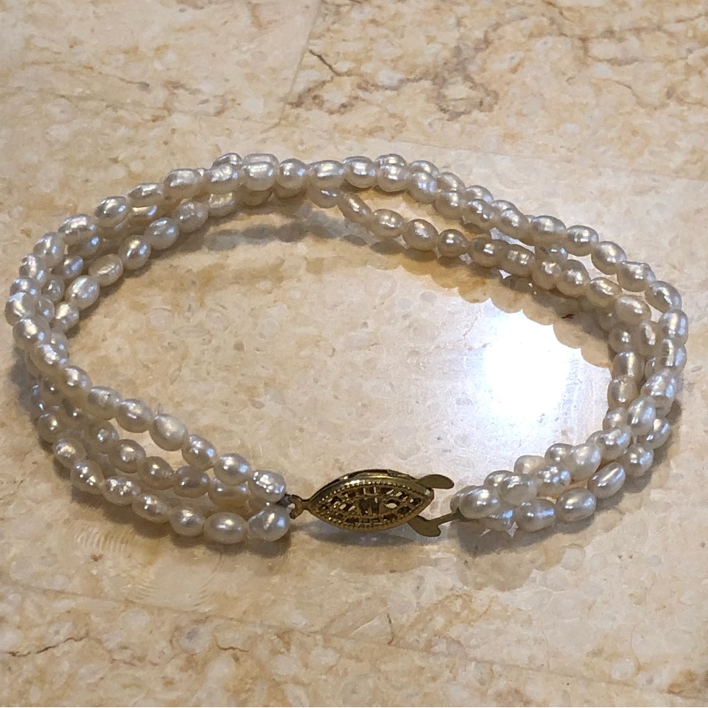 3 Strands of freshwater pearls gold tone clasp bracelet
